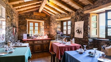 Desayuno buffet diario (EUR 10 por persona)