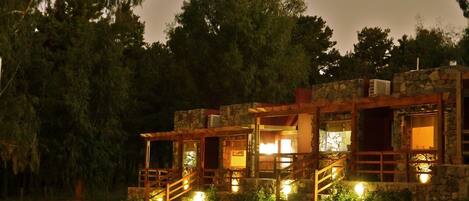 Bagian depan properti - sore/malam