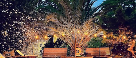 Piscine extérieure, chaises longues