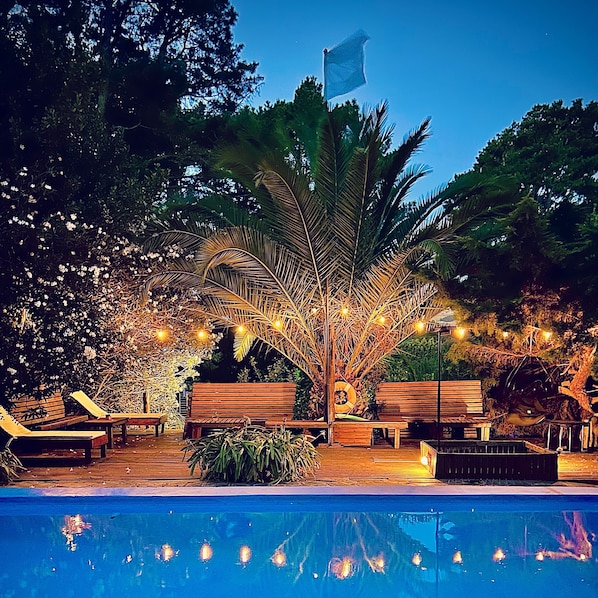 Piscine extérieure, chaises longues