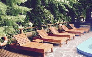 حمّام سباحة خارجي، مقاعد للتشمس