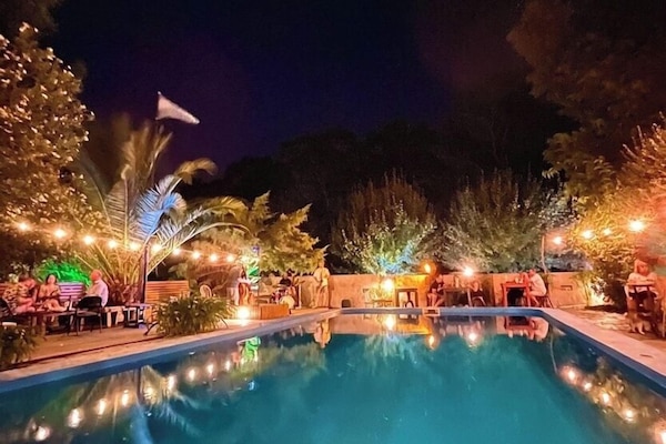 Alberca al aire libre y camastros