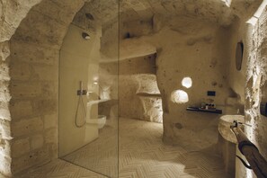 Deluxe Room | Bathroom | Designer toiletries, hair dryer, towels, soap - Il Palazzotto (Matera)