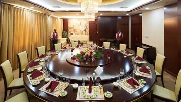 Frokost, lunsj og middag serveres, internasjonale retter