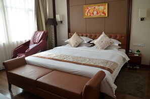 Presidential Suite | In-room safe, desk, blackout curtains, iron/ironing board - Soluxe Hotel Niamey (Niamey)