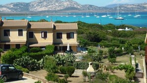 Une propriété située sur la côte, offrant une vue sur la mer et les montagnes.