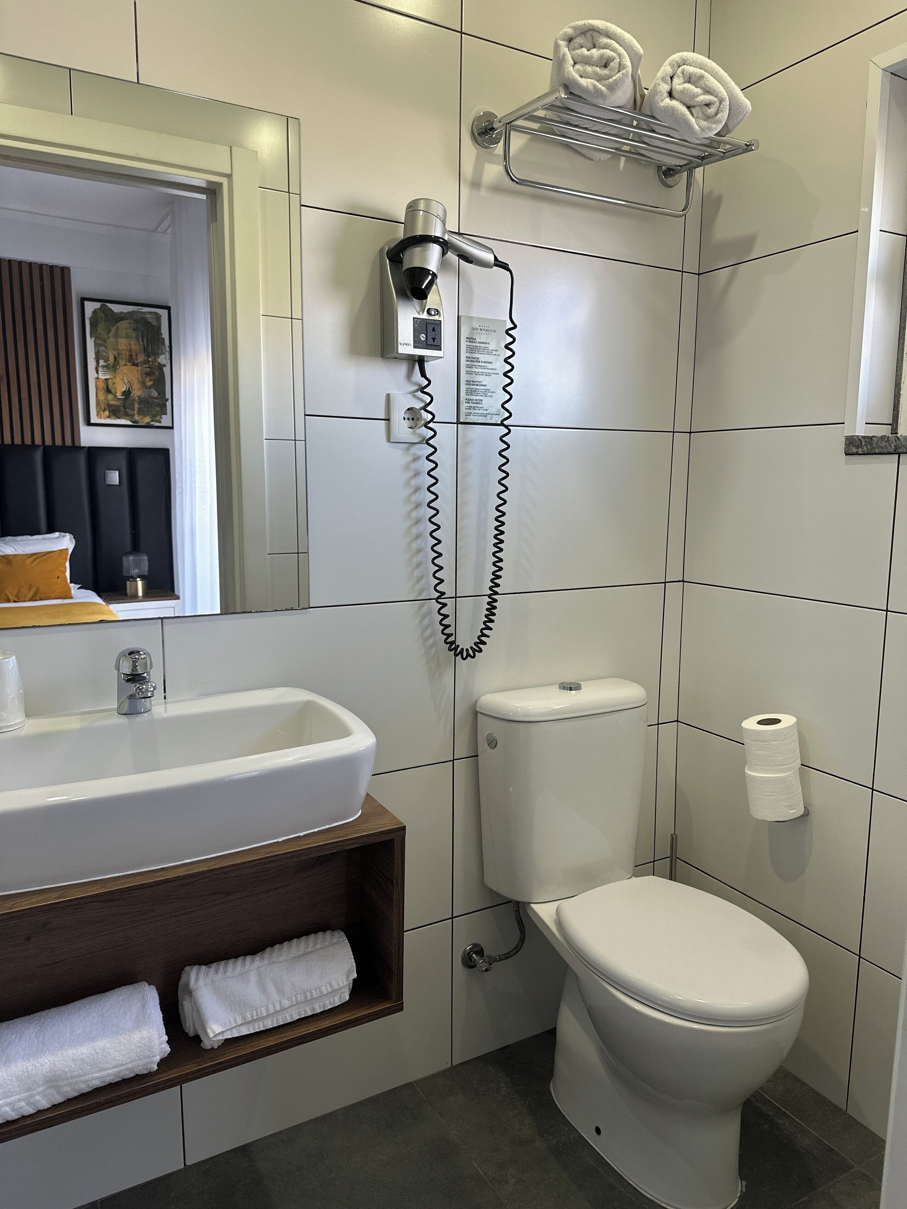 standard double room, 1 double bed | bathroom | free toiletries, towels, soap, shampoo
