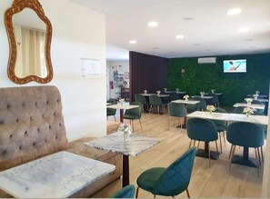 Desayuno bufé gratuito y diario