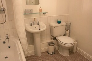Leilighet – deluxe, 1 soverom | Bad | Separat badekar og dusj, toalettartikler (inkludert) og hårføner
