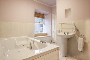 Bathroom - The Farmhouse (Forres)