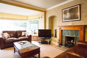 Flat-screen TV - The Farmhouse (Forres)