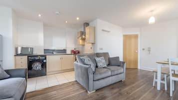 Apartamento Deluxe, 2 habitaciones | Cocina privada | Frigorífico, microondas, horno y lavavajillas