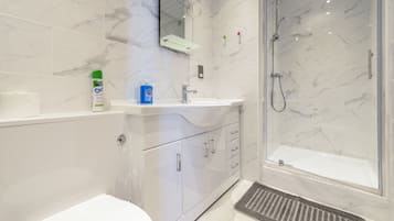 Apartamento Deluxe, 2 habitaciones | Baño | Bañera y ducha independientes y secador de pelo