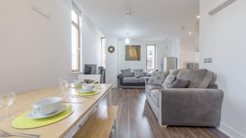 Deluxe Apartment, 2 Bedrooms | In-room dining