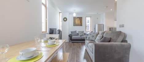 Deluxe Apartment, 2 Bedrooms | In-room dining