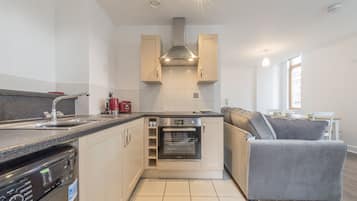 Apartamento Deluxe, 2 habitaciones | Cocina privada | Frigorífico, microondas, horno y lavavajillas
