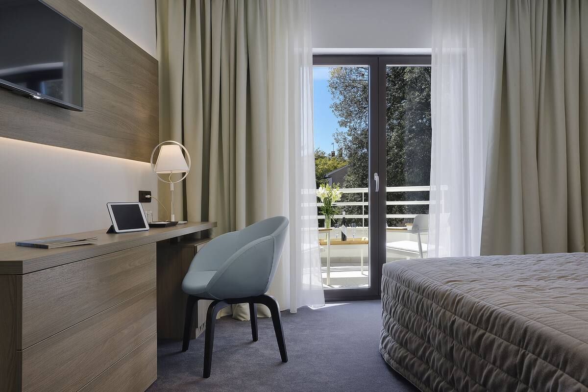 comfort triple room, 1 bedroom, balcony | living area | led tv