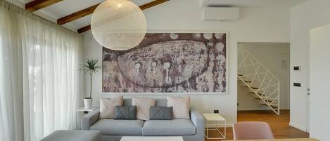 家庭套房, 2 间卧室, 阳台, 庭院景观 | 客厅 | LED 电视