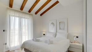 Family Suite, 2 Bedrooms, Balcony, Courtyard View | Peralatan tempat tidur premium, bar mini, peti besi dalam bilik, meja 