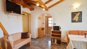 Family Apartment, 2 Bedrooms, Kitchen, Garden View | In-room dining