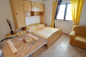 Club Studio, Refrigerator & Microwave, Garden View | Living area