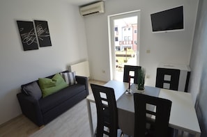 Premium Apartment, 2 Bedrooms, Kitchen, Garden View | Living area