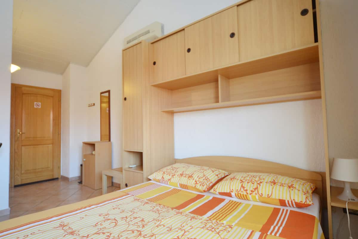 Club Studio, Refrigerator & Microwave, Garden View