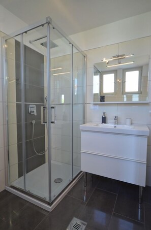 Romantic Double Room, Balcony, Garden View | Bathroom | Shower, free toiletries, hair dryer, towels
