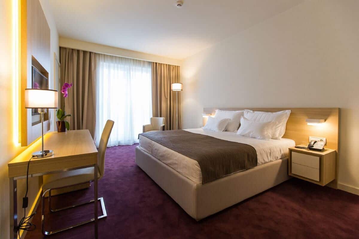 Een minibar, een kluis op de kamer, een bureau, verduisterende gordijnen