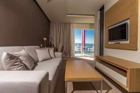 Suite Deluxe, 1 habitación, vistas al mar, en una planta alta | Minibar, caja fuerte, decoración individual y mobiliario individual. Hotel Crikvenica