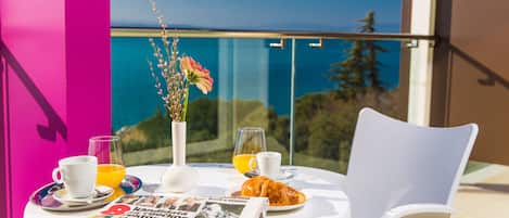 Deluxe-Suite, 1 Schlafzimmer, Meerblick, Turm | 1 Schlafzimmer, Minibar, Zimmersafe, individuell dekoriert