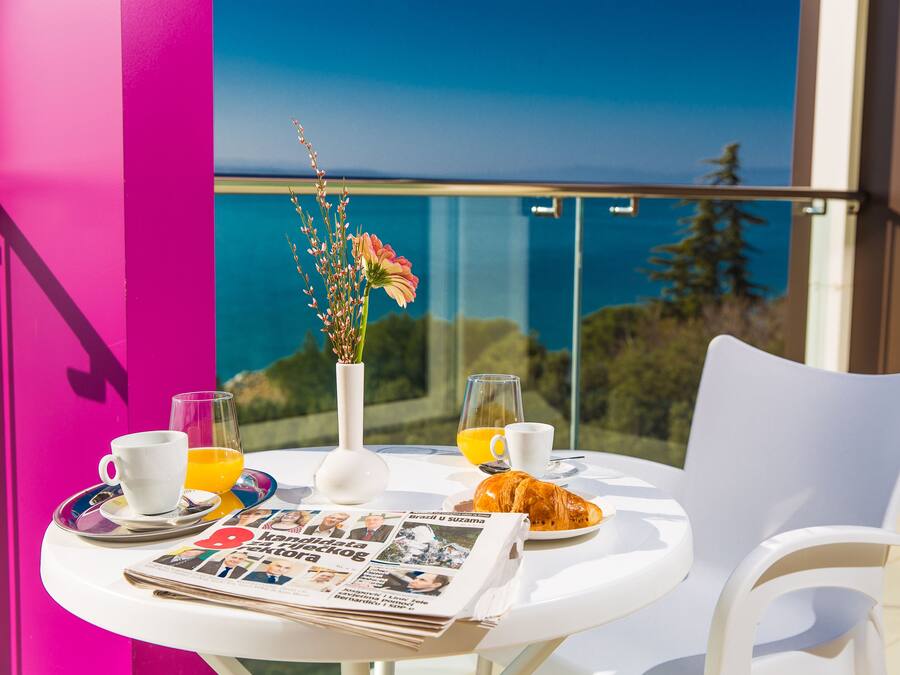 Deluxe suite, 1 slaapkamer, uitzicht op zee, in toren | Een minibar, een kluis op de kamer, individueel gedecoreerd