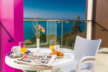 Suite Deluxe, 1 habitación, vistas al mar, en una planta alta | Minibar, caja fuerte, decoración individual y mobiliario individual. Hotel Crikvenica