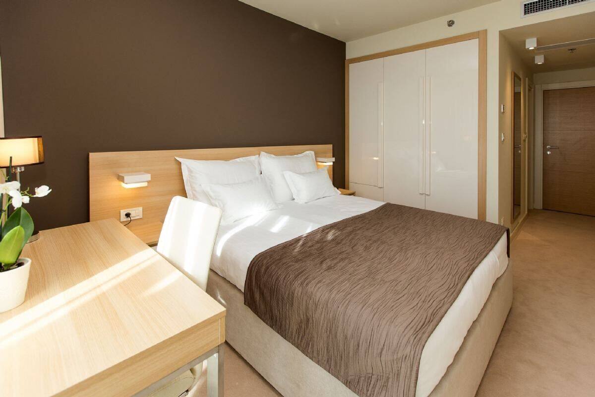 Een minibar, een kluis op de kamer, een bureau, verduisterende gordijnen