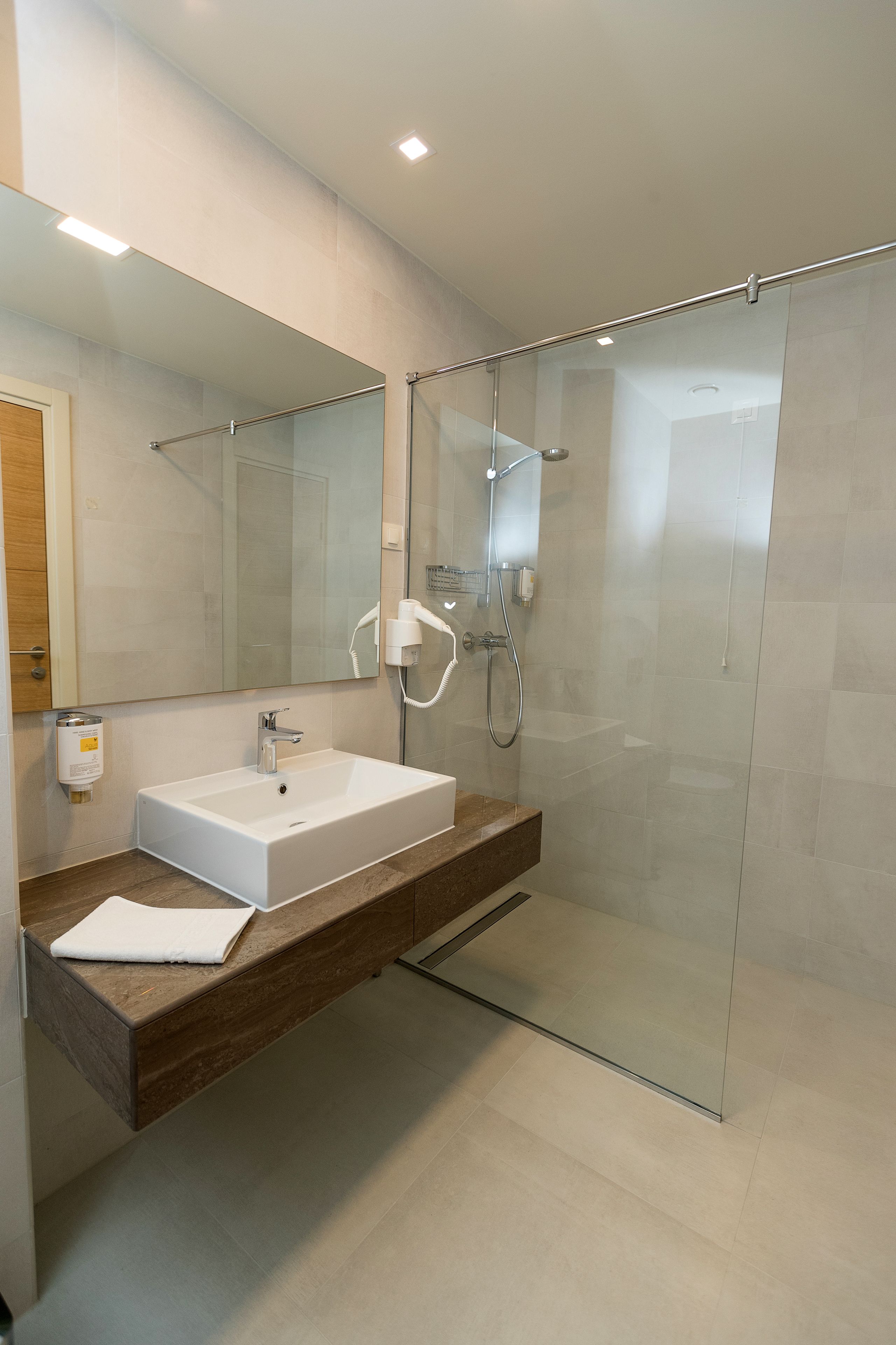 standard twin room, 1 bedroom | bathroom | hair dryer, towels, soap, shampoo