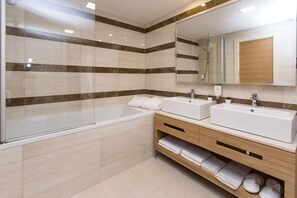 Deluxe-Suite, 1 Schlafzimmer, Meerblick, Turm | Badezimmer | Haartrockner, Handtücher, Seife, Shampoo