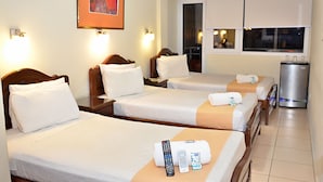 Triple Room | Minibar, in-room safe, iron/ironing board (on request), cribs (free) - Hotel La Siesta (Santa Cruz)