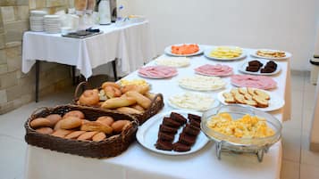 Free continental breakfast on weekdays