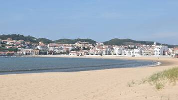 Una spiaggia nelle vicinanze