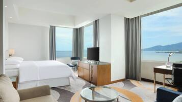 Suite Deluks, 1 Tempat Tidur King, pemandangan laut | Brankas, meja kerja, ruang kerja ramah laptop, dan tirai kedap cahaya