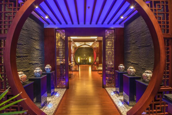 2 restaurantes; se sirve desayuno, almuerzo y cena; cocina internacional