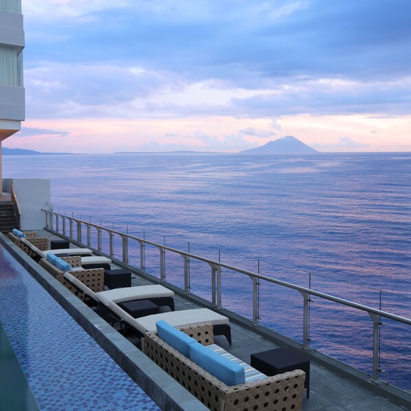 Outdoor pool - Four Points by Sheraton Manado (Manado)