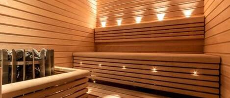 Una sauna con bancos de madera y cerramiento de vidrio.