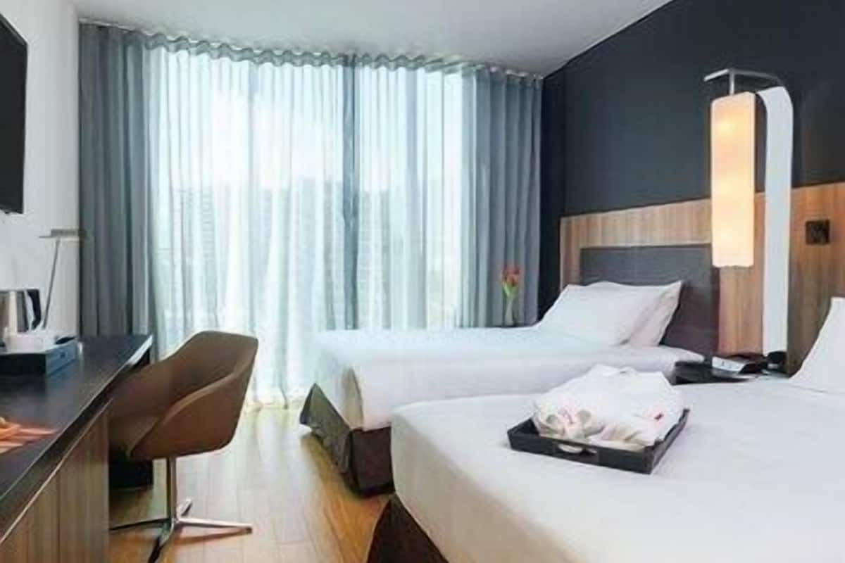 Literie de qualité, couette en duvet, lit avec matelas à plateau-coussin