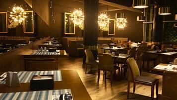 Se ofrece un desayuno bufé (20.5 USD por persona)