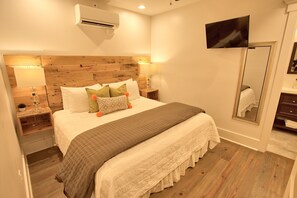 Deluxe Suite, 2 Bedrooms, Kitchen | 2 bedrooms, premium bedding, iron/ironing board, free WiFi - 493 King Luxury Suites (Charleston)