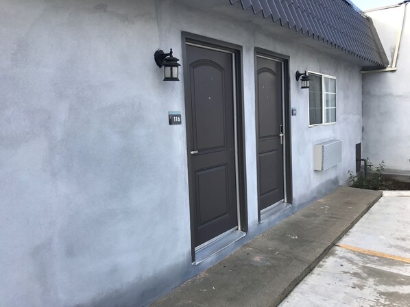 Exterior detail - Empire Inn Motel (Los Angeles)