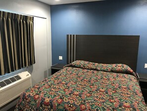 Room, 1 King Bed, Non Smoking | Minibar