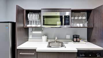 Full-sized fridge, microwave, dishwasher, coffee/tea maker