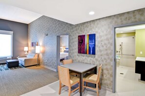 Suite, 2 camas de matrimonio (Mobility & Hearing, Roll-in Shower) | Zona de estar | Una televisión LCD